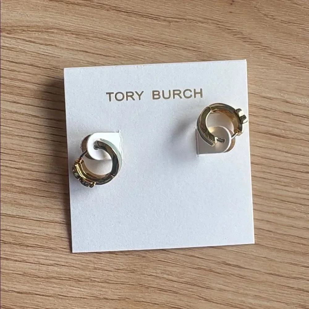 Tory Burch Serif T Huggie Earrings in Tory Gold